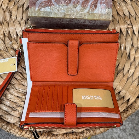 NWT Michael Kors Orange Jet Set Large Travel Wallet Wristlet - Picture 4 of 7